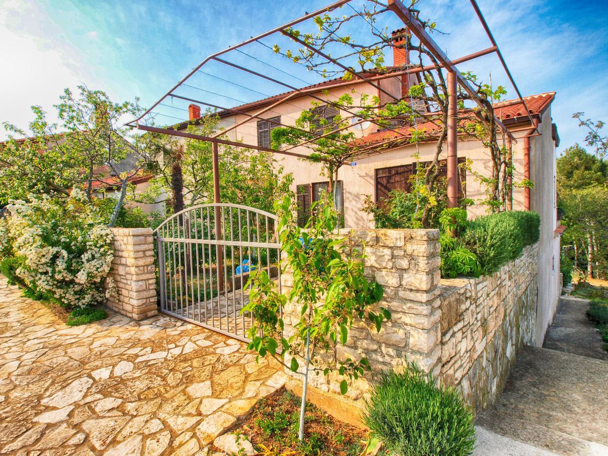Apartments Dvorine 1210 Banjole Exterior foto